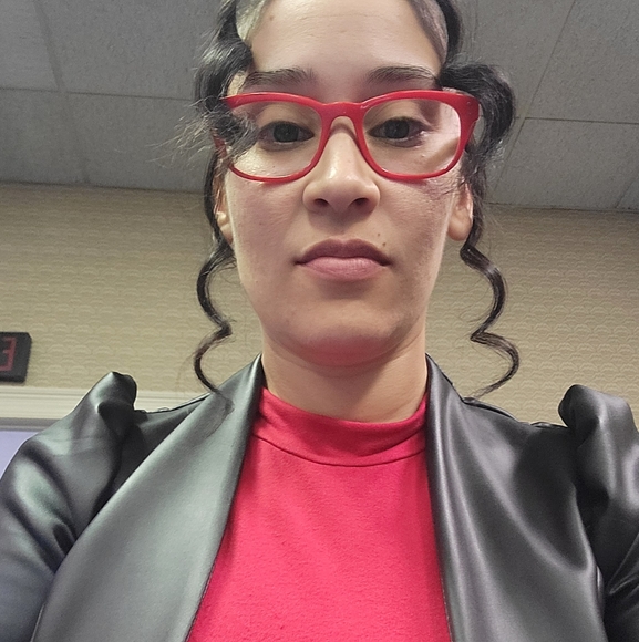 Meet your Posher, Yessenia - Picture 1 of 1